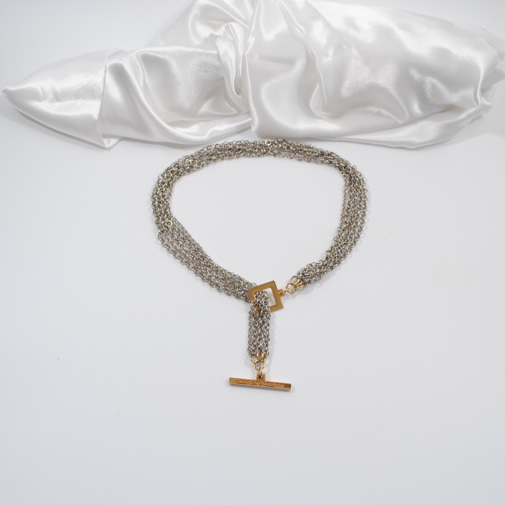 gold power halsband i kedjor och guld detaljer design by brandeby