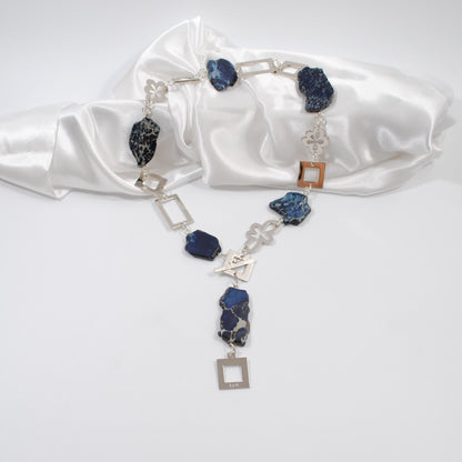 kort halsband i blåa nyanser av äkta ädelstenen imperial japser design by brandeby