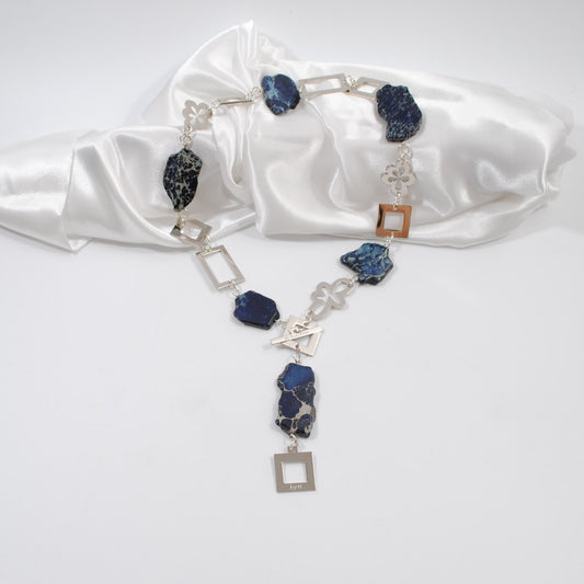 kort halsband i blåa nyanser av äkta ädelstenen imperial japser design by brandeby