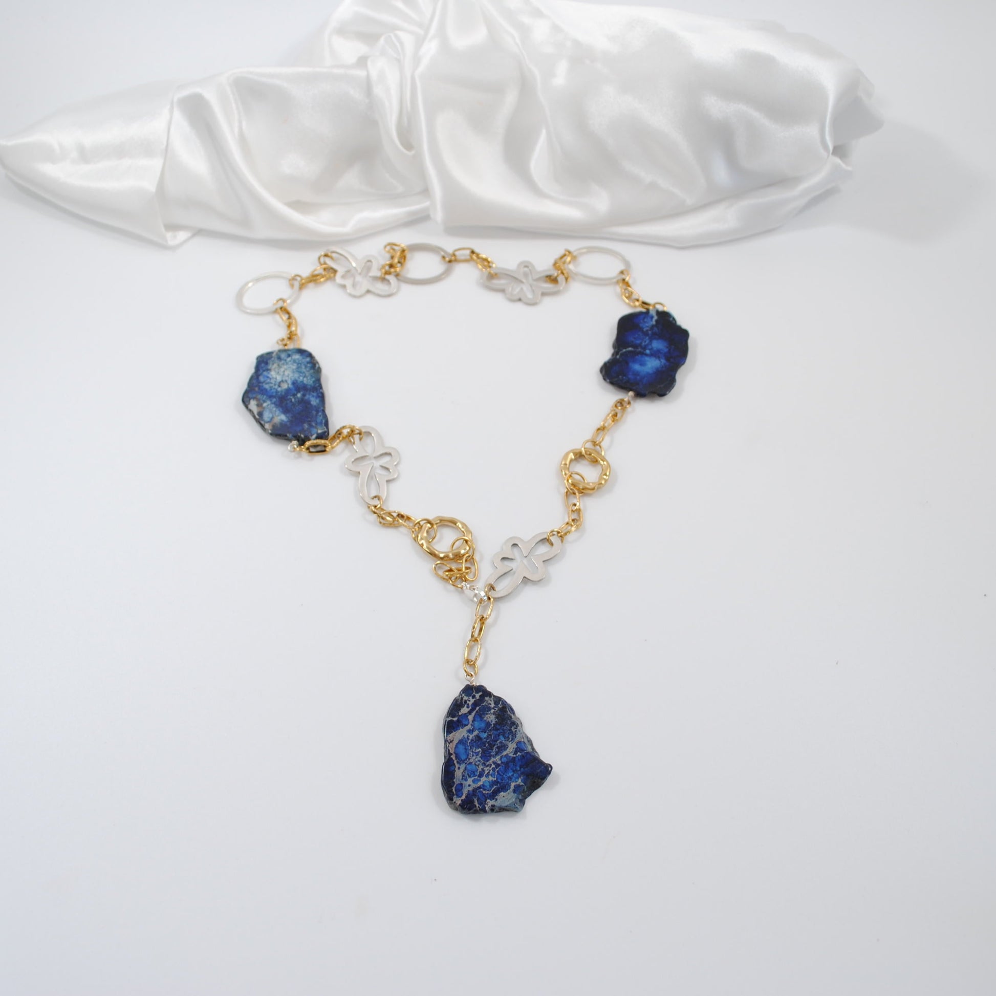 elegant lyxigt halsband i blå imperial jasper ädelsten design by brandeby