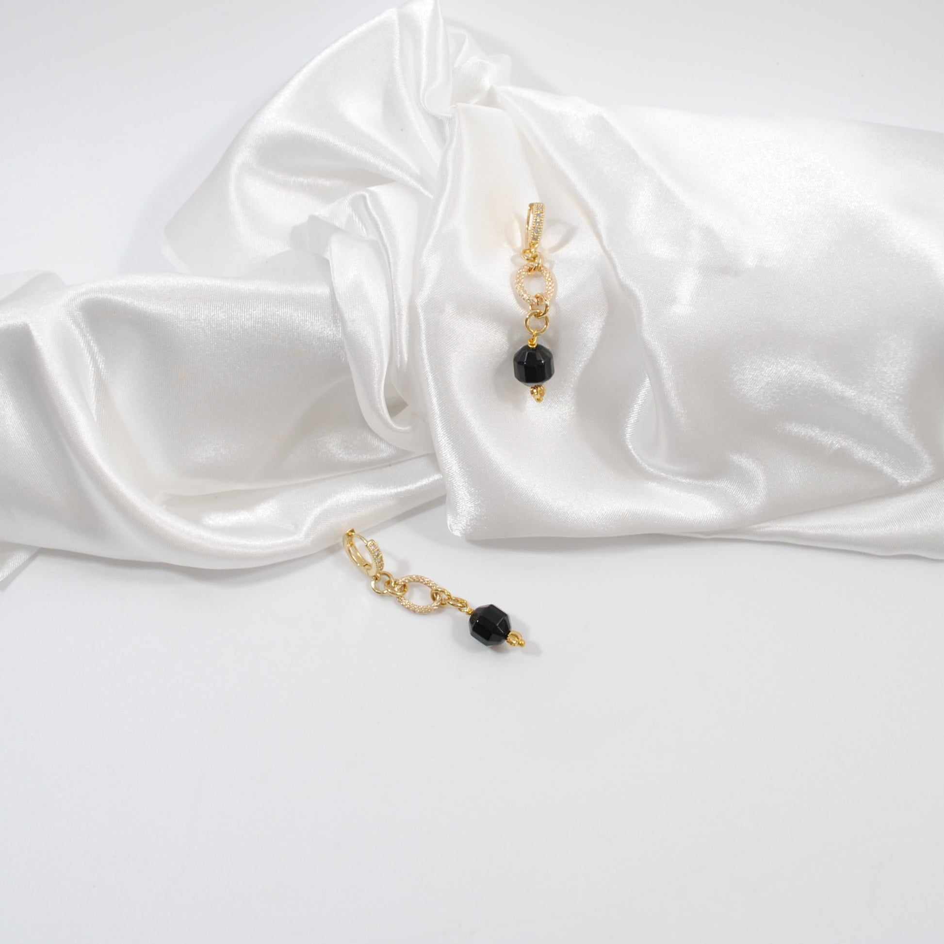 guld örhängen i kedja strass fyllda creoler ringar och svart onyx ädelsten design by brandeby