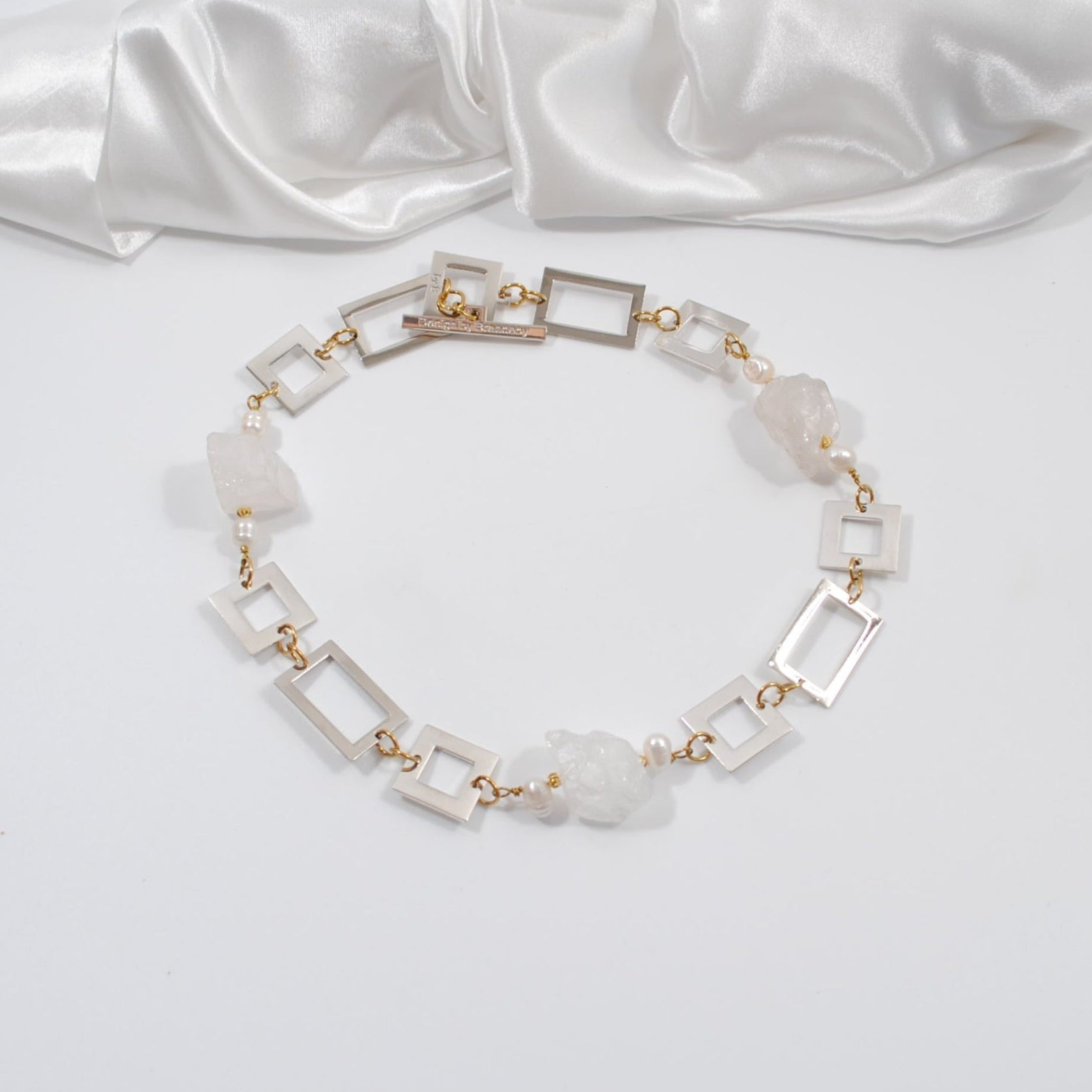 kort halsband med råa bergkristaller design by brandeby