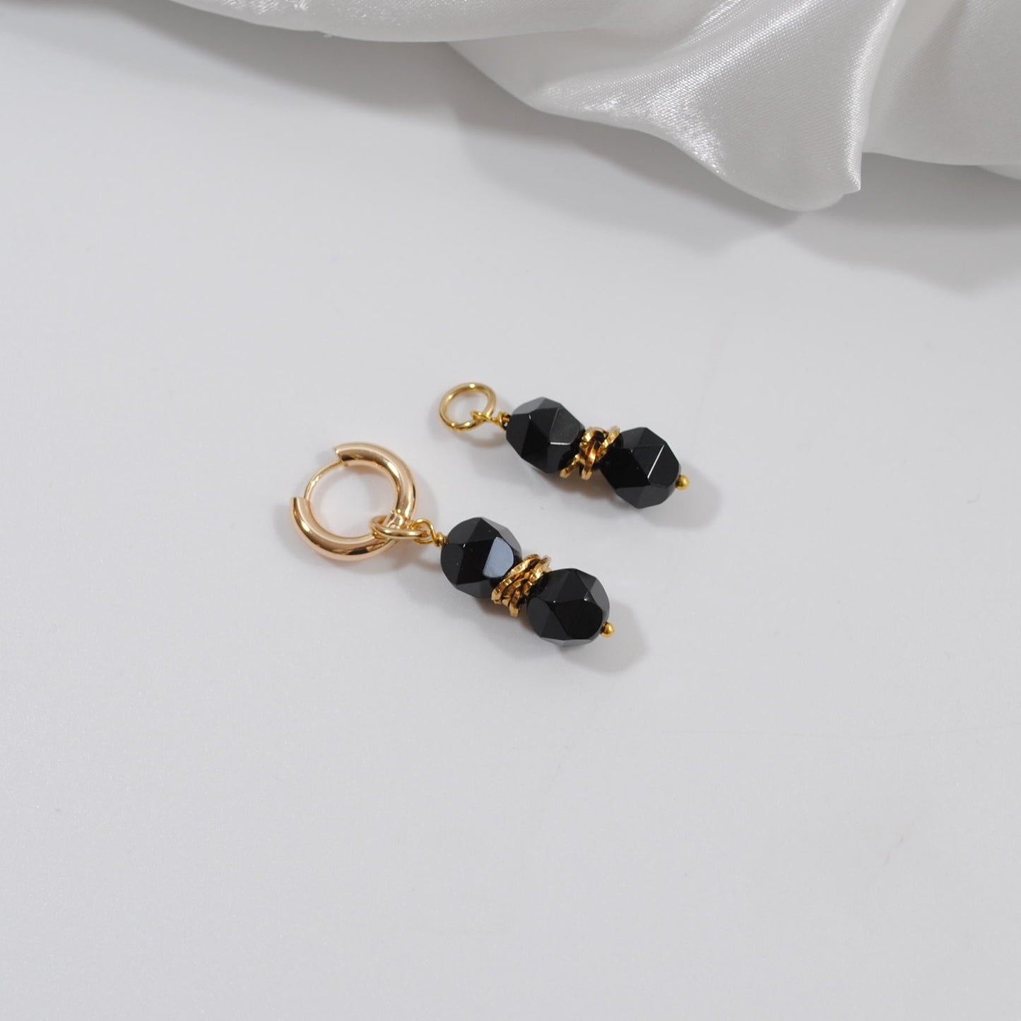 Påhäng - Örhänge Svart Onyx Guld - Design by Brandeby