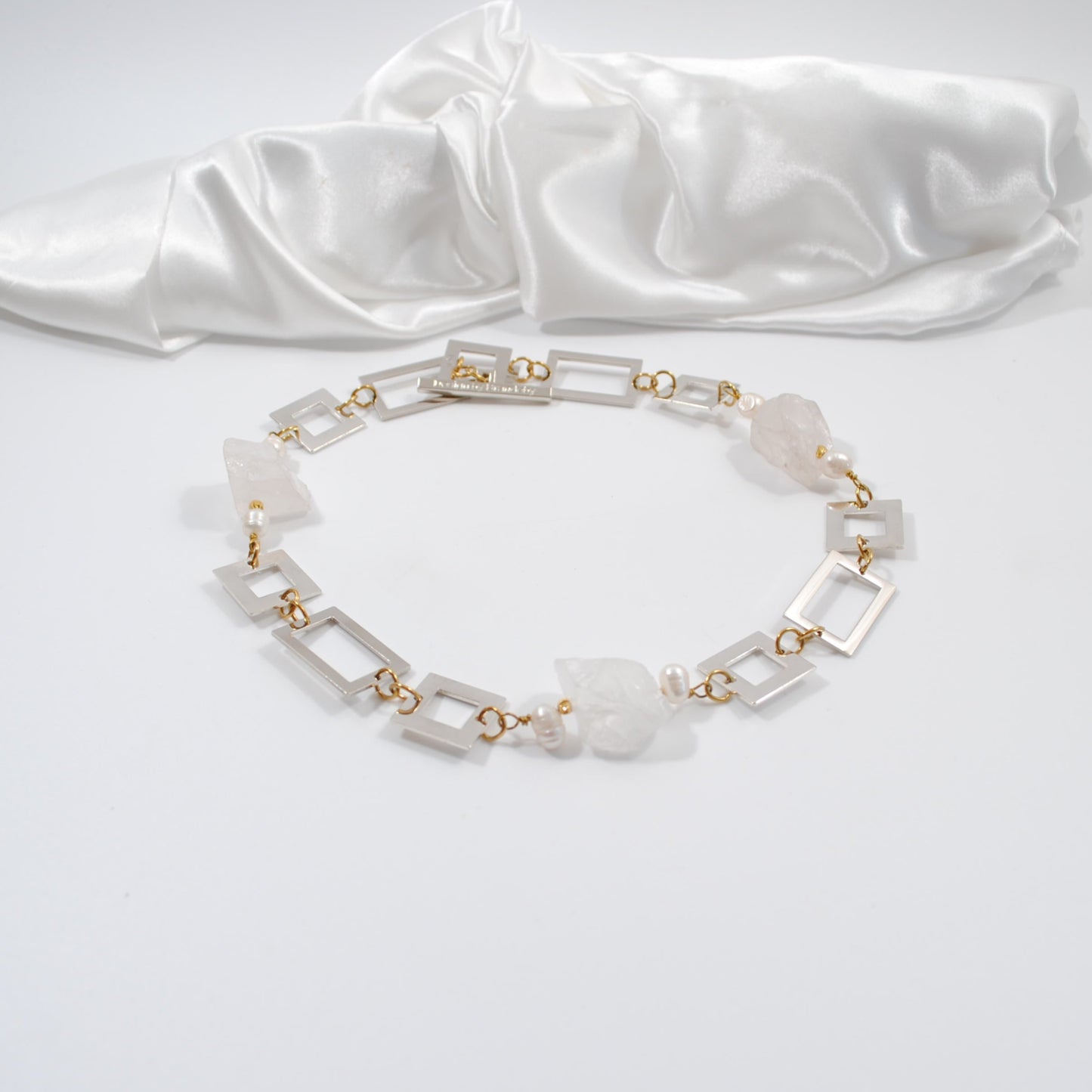 kort halsband i äkta ädelsten som bergkristaller silver delar exklusivt design by brandeby