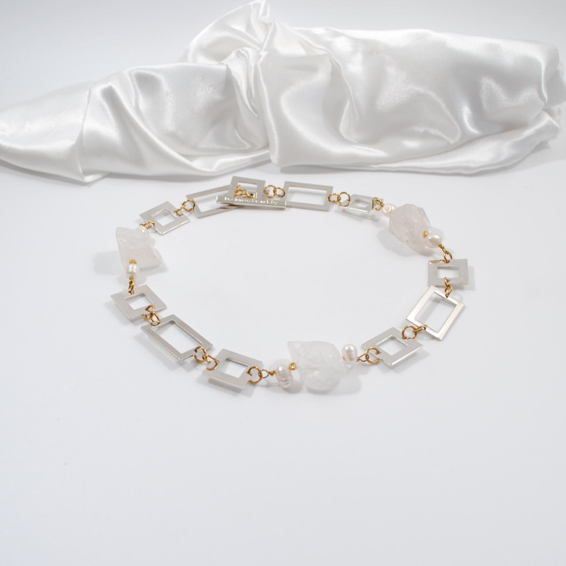 kort halsband i äkta ädelsten som bergkristaller silver delar exklusivt design by brandeby