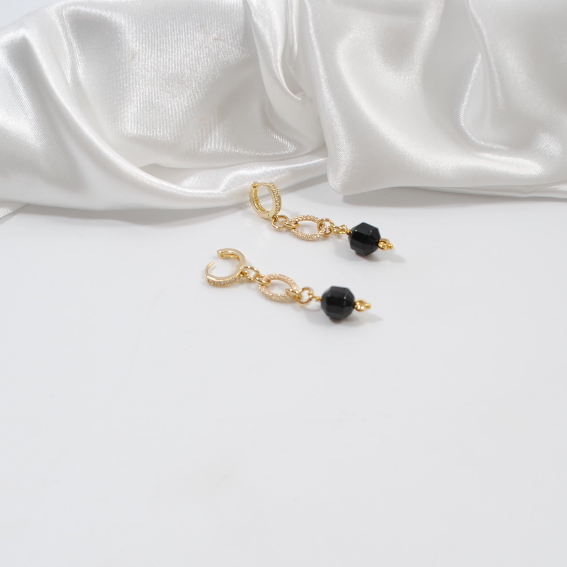 handgjorda örhängen i svart onyx guldkedja design by brandeby