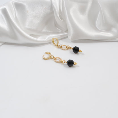 handgjorda örhängen i svart onyx guldkedja design by brandeby