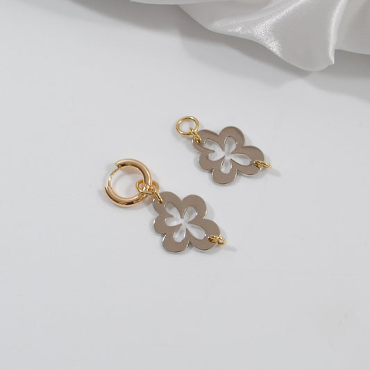 påhäng creoler ringar silver blomma med guld detaljer 18 karats guld. design by brandeby