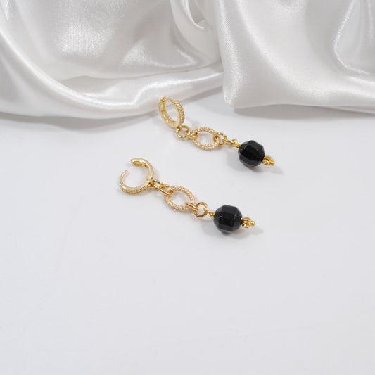 guld örhängen med svart ädelsten onyx design by brandeby