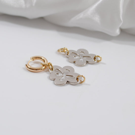 påhäng silver blomma guld detaljer 18 karats guld design by brandeby 