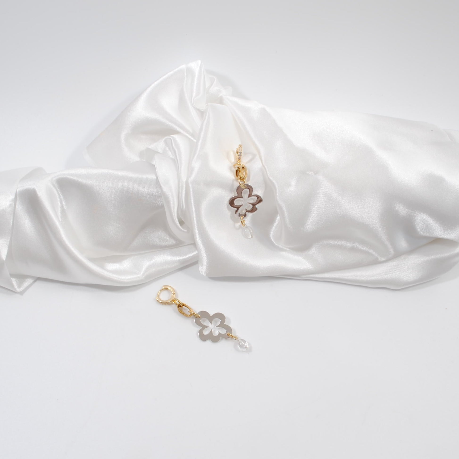 eleganta lyxiga örhängen med silver blomma och guld design by brandeby