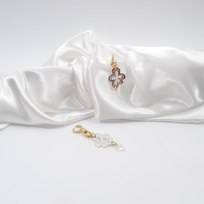 eleganta örhängen designade med guld detaljer och silver blomma design by brandeby