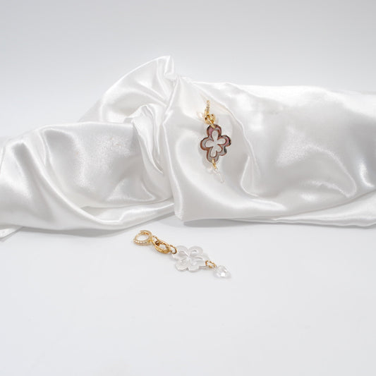eleganta örhängen designade med guld detaljer och silver blomma design by brandeby