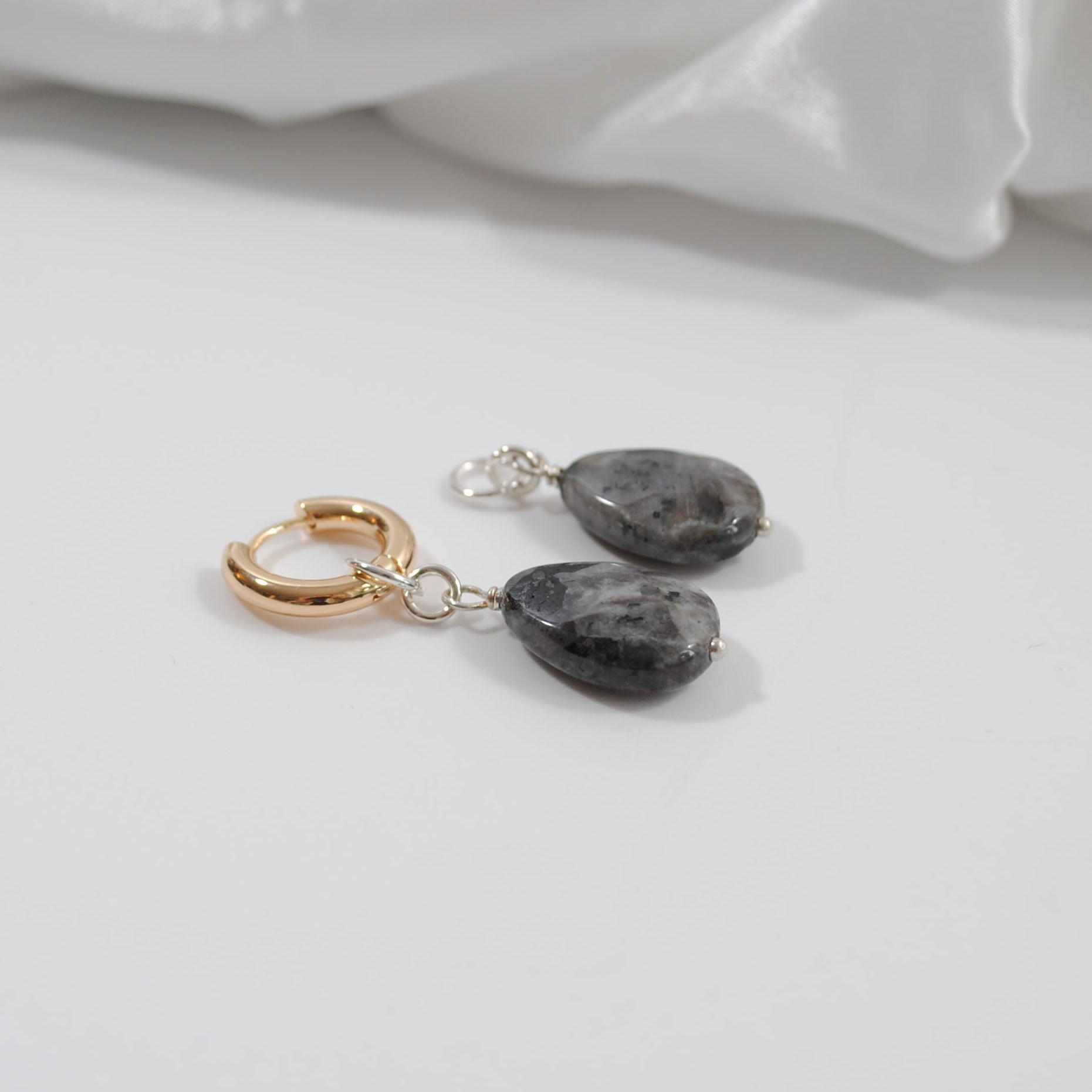 äkta ädelsten labradorit påhäng till creoler ring desing by brandeby