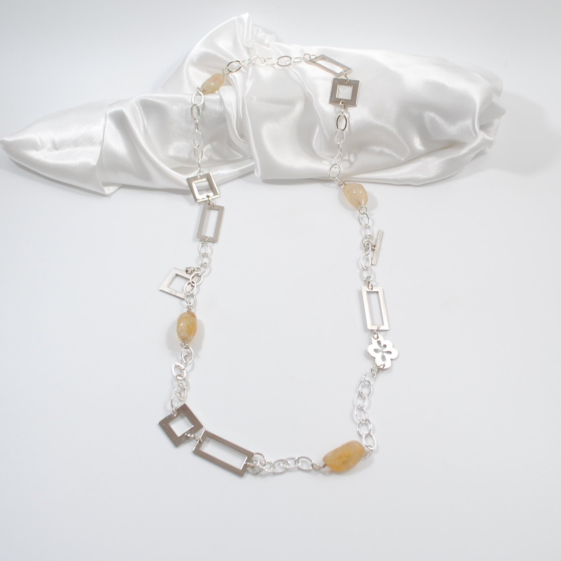 flexibelt halsband i citrine stenar äkta långt halsband design by brandeby