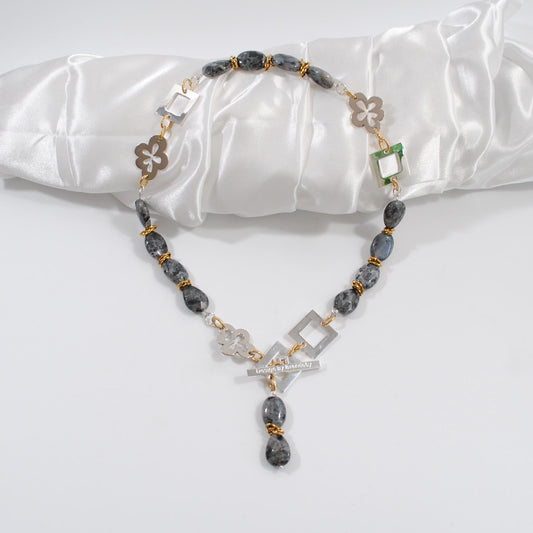 äkta ädelsten i ett kort halsband med silver och guld designbybrandeby