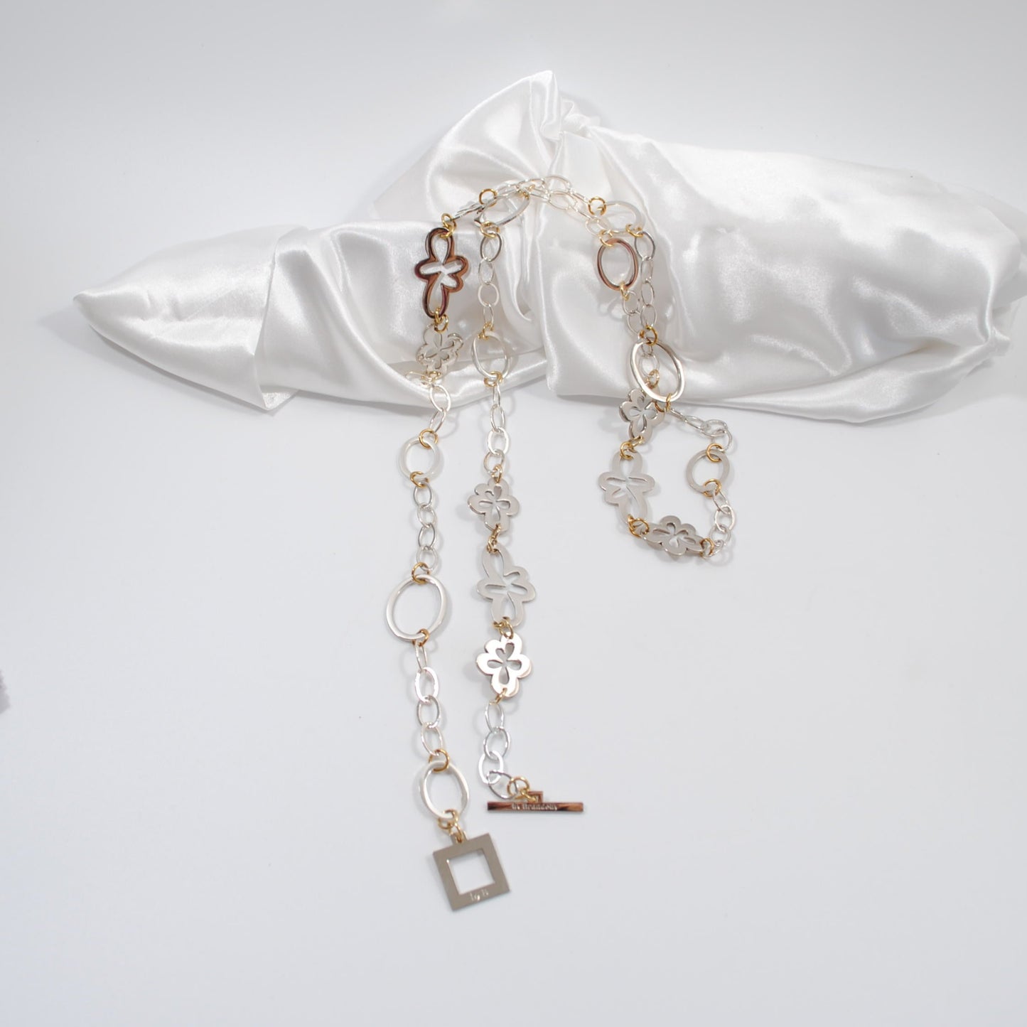 handgjort luxigt halsband i en flexibel modell blommor design by brandeby