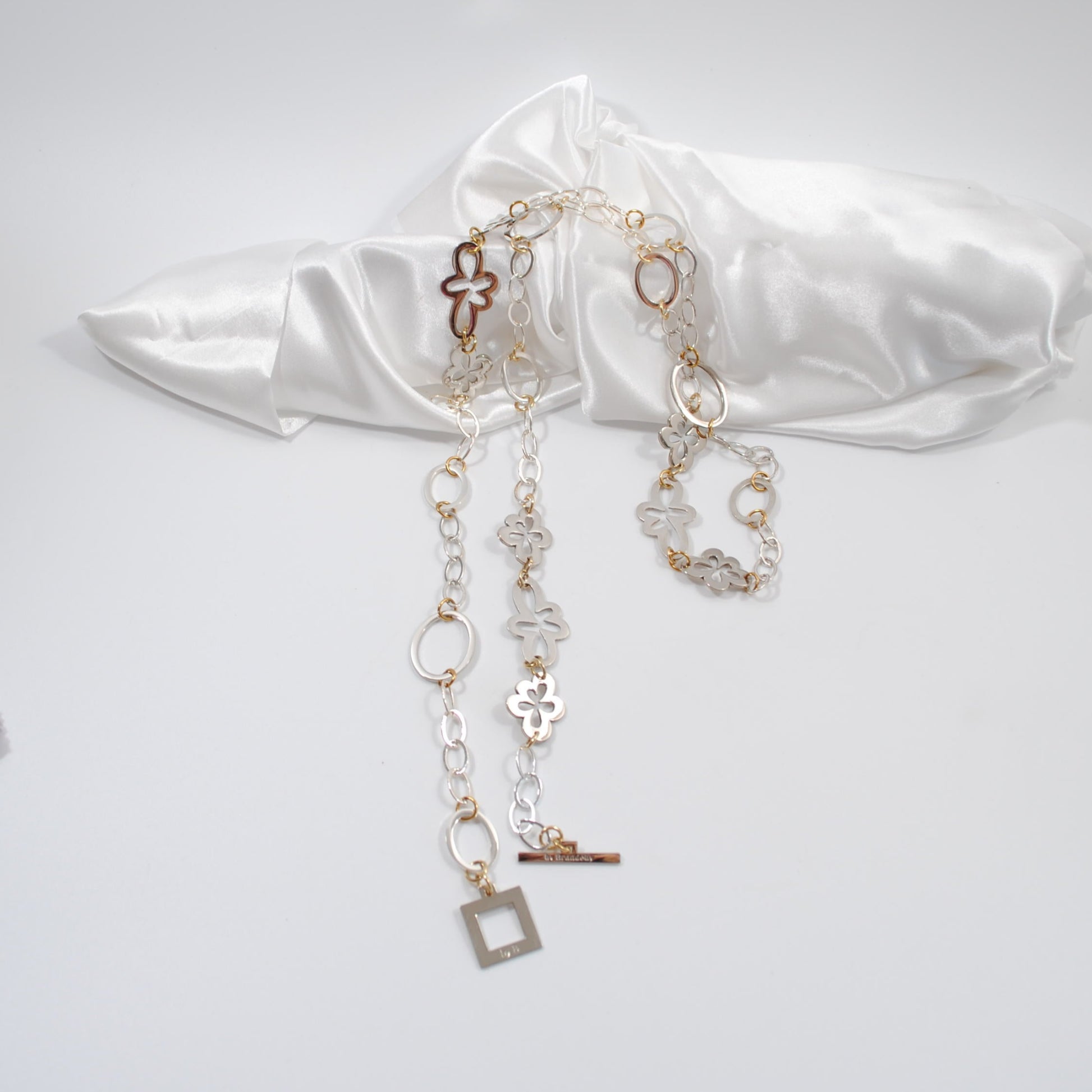 handgjort luxigt halsband i en flexibel modell blommor design by brandeby