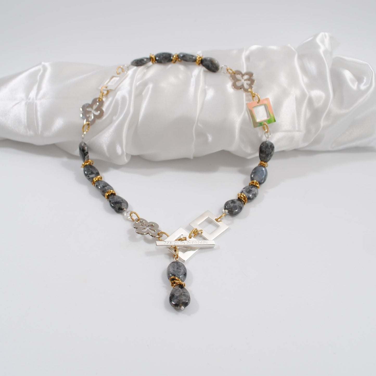 kort halsband till elegant kvinna äkta ädelstenar labradorit design by brandeby