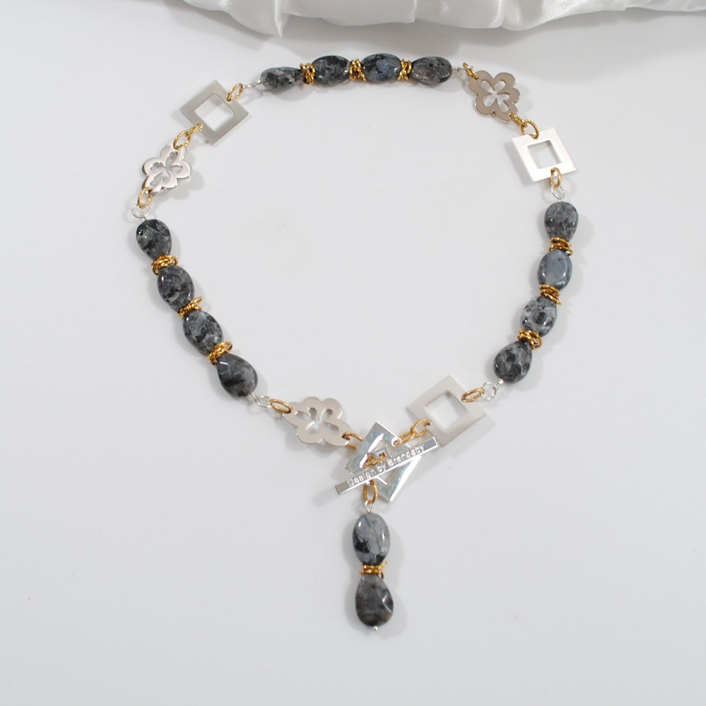 handgjort exklusivt halsband kort model äkta stenar i silver design by brandeby