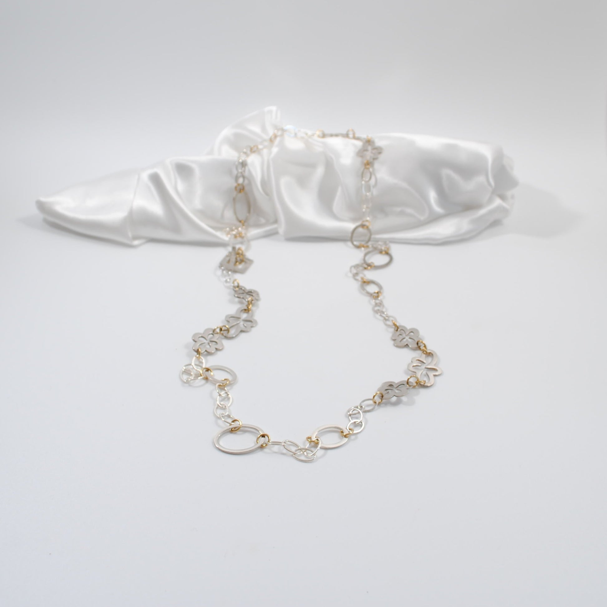 långt halsband med kedja cirklar och blommor i silver design by brandeby