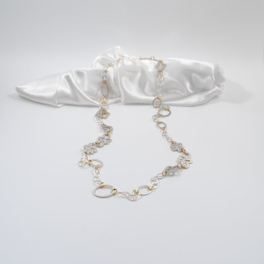 långt halsband med kedja cirklar och blommor i silver design by brandeby
