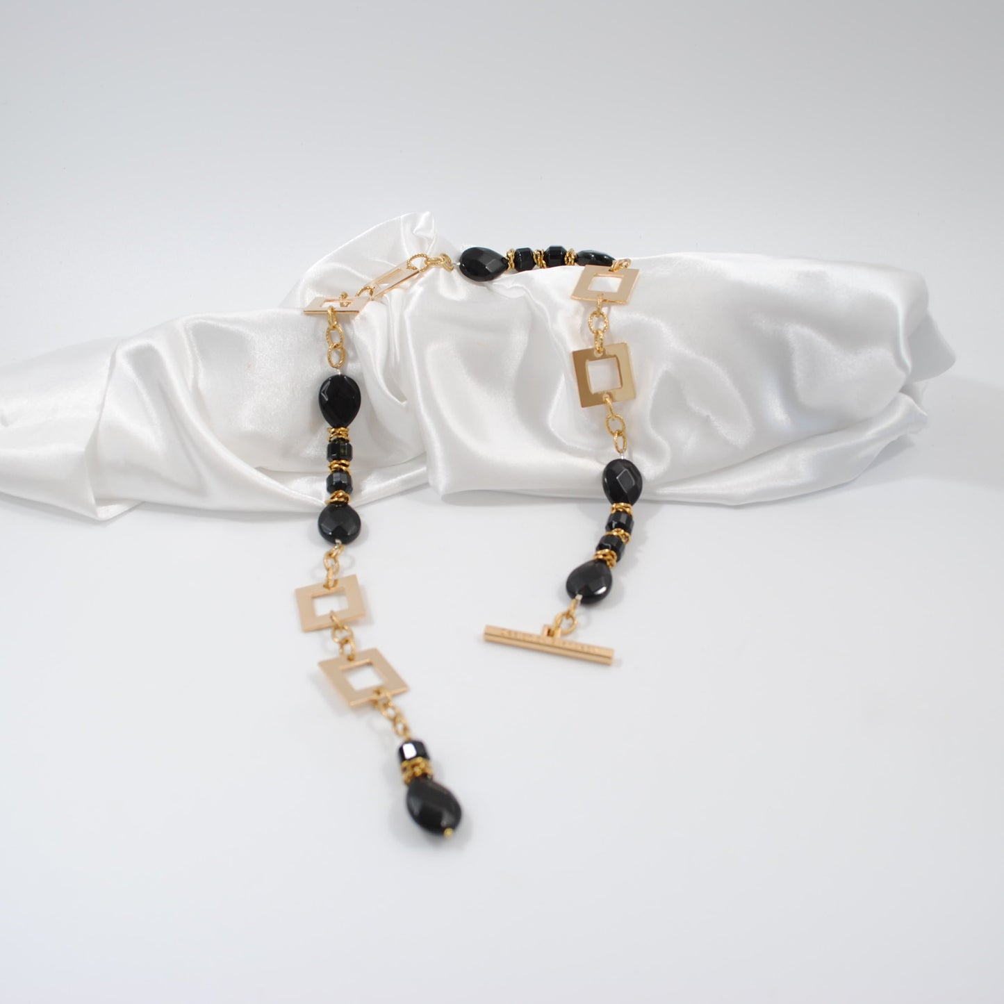 handgjort unikt lyxigt halsband i svart ädelsten äkta design by brandeby