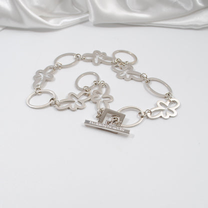 egendesignade delar som blommor och fyrkanter i silver design by brandeby