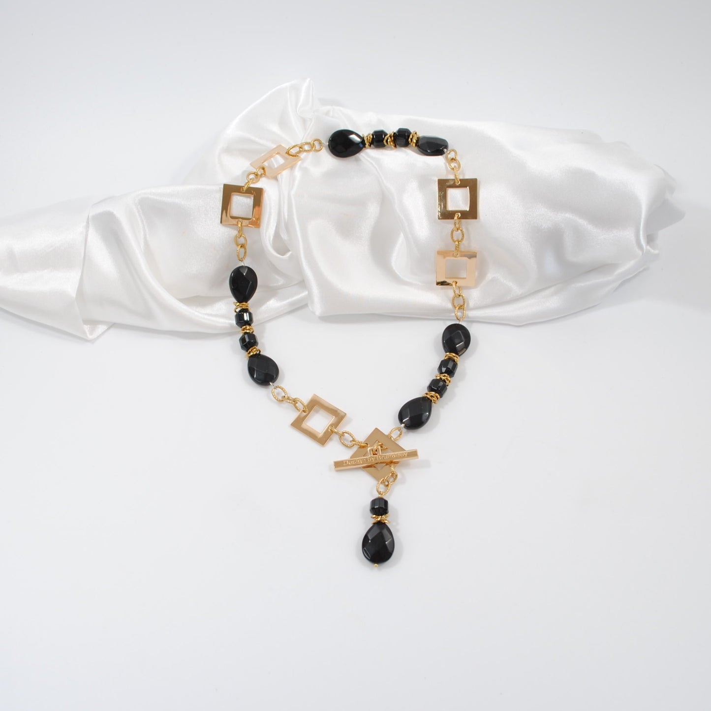 svart onyx ädelsten handgjort unikt halsband kort i guld design by brandeby