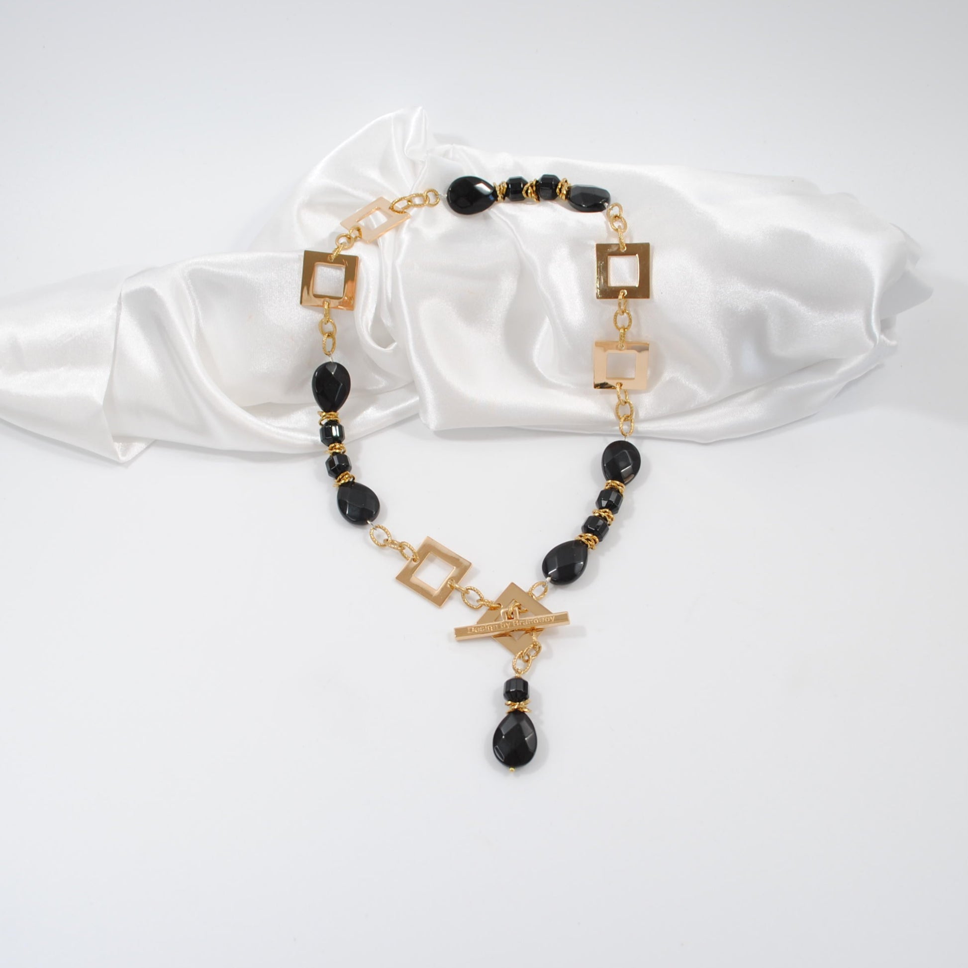 svart onyx ädelsten handgjort unikt halsband kort i guld design by brandeby