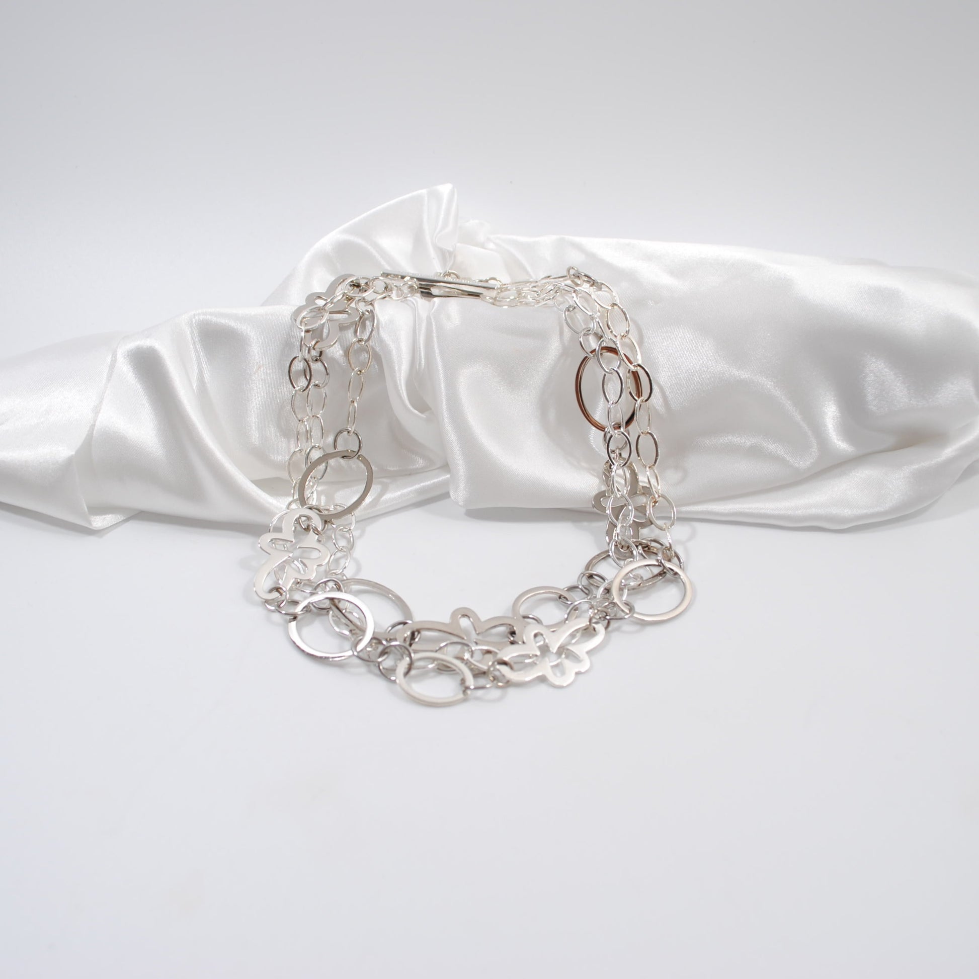 vackert handgjort halsband i silver unikt design by brandeby