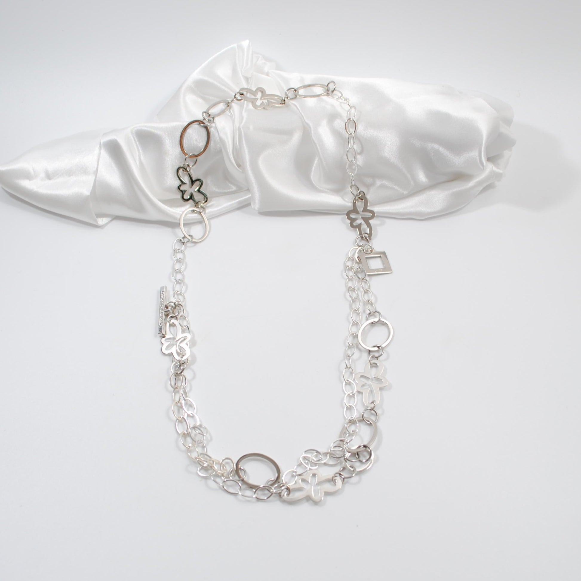 flexibelt halsband i tre rader unikt handgjort svensk design kedja och blommor med cirklar design by brandeby