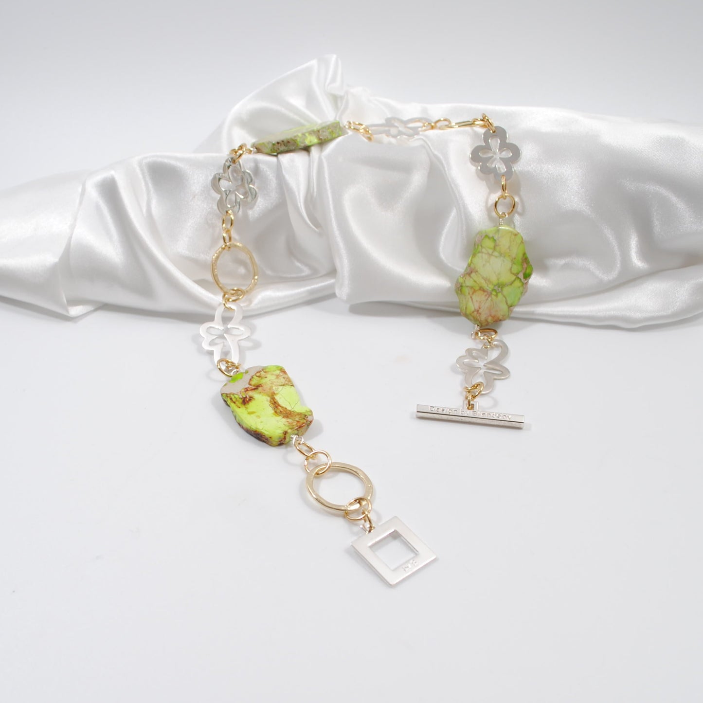 svenskt hantverk kort halsband med gröna ädelstenar design by brandeby