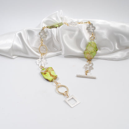 svenskt hantverk kort halsband med gröna ädelstenar design by brandeby