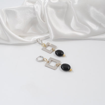 örhänge i svart onyx fyrkanter med guldringar creoler i silver design by brandeby