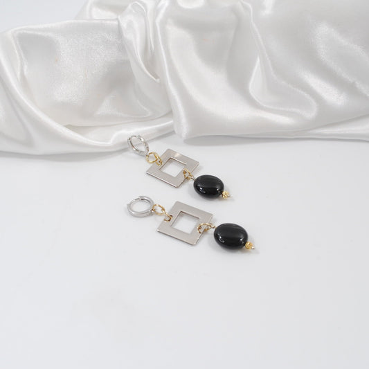 örhänge i svart onyx fyrkanter med guldringar creoler i silver design by brandeby