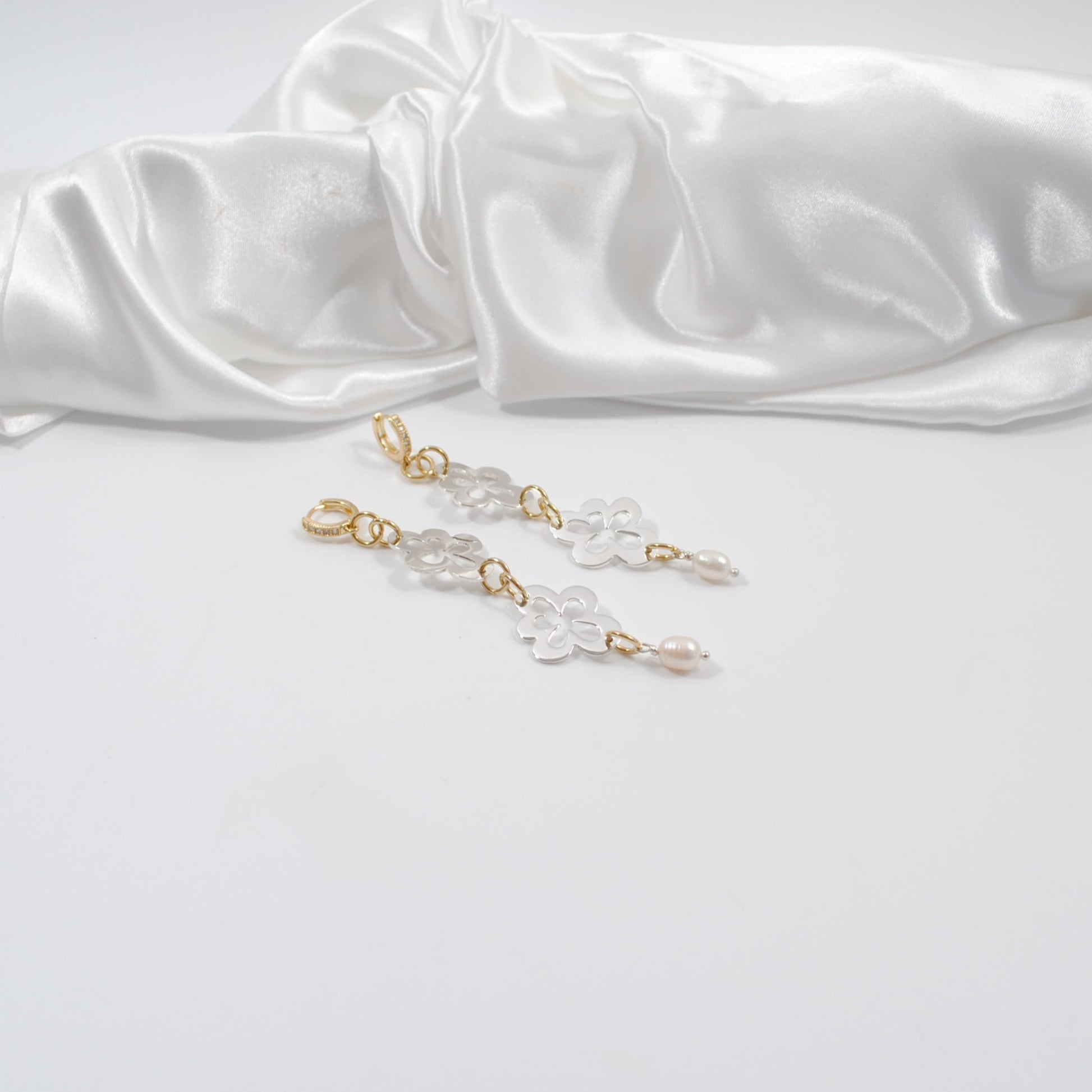 örhängen i silver blommor vit sötvattenspärla creol ringar i guld med strass design by brandeby