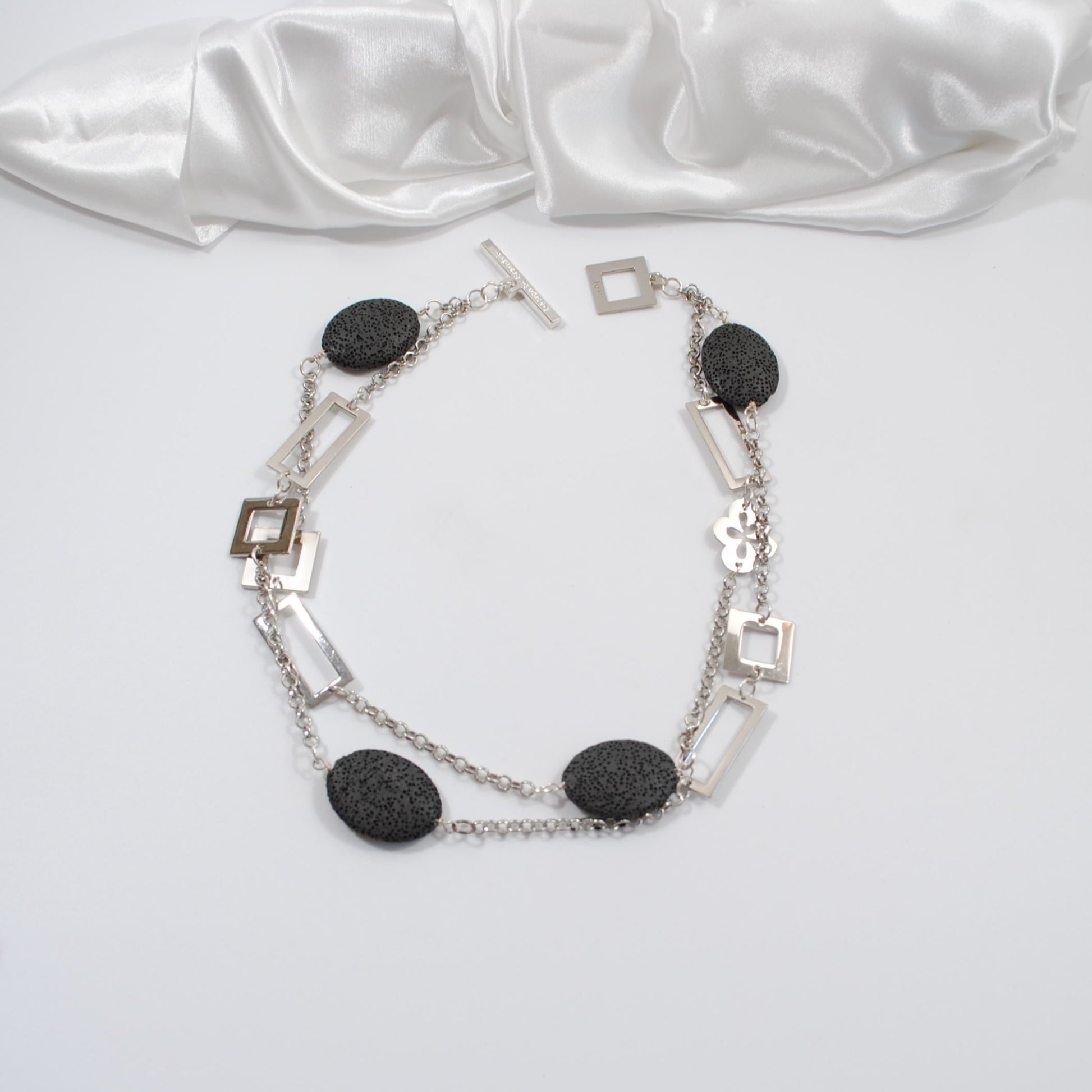 flexibelt halsband med lava sten silver kedja design by brandeby