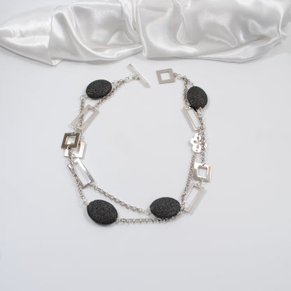 flexibelt halsband med lava sten silver kedja design by brandeby