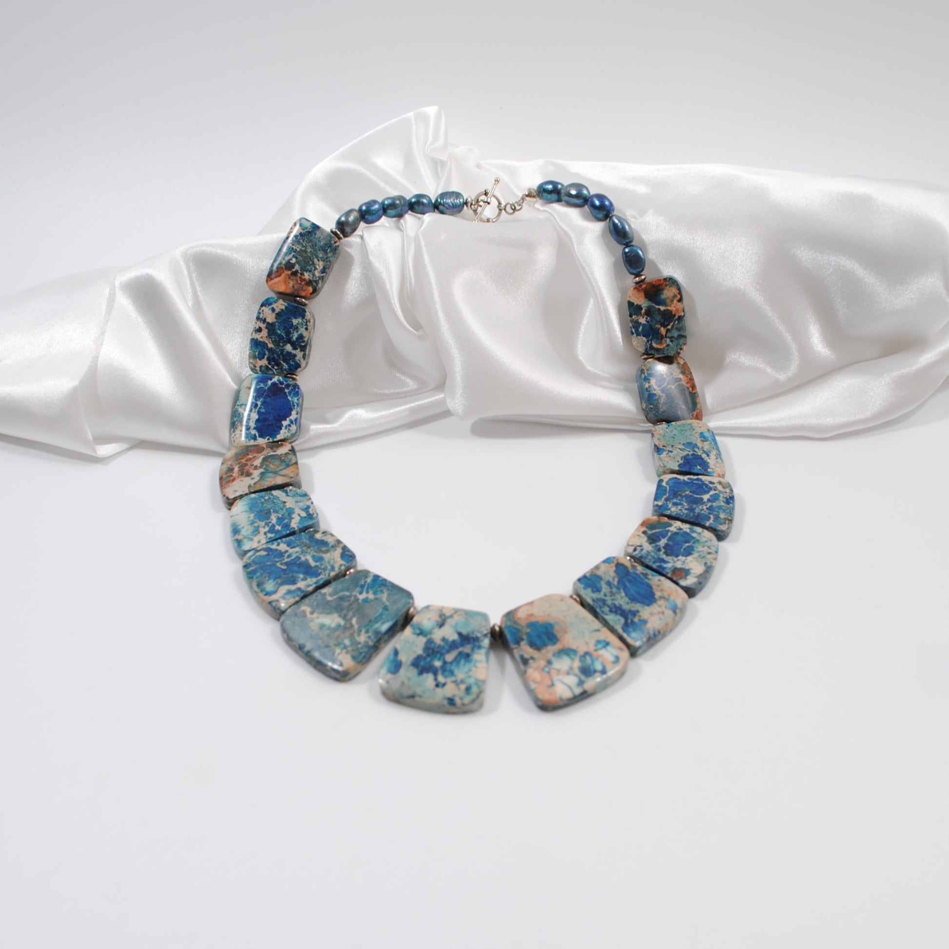 unikt handgjort elegant kort halsband i blå jasper ädelsten design by brandeby