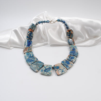 unikt handgjort elegant kort halsband i blå jasper ädelsten design by brandeby