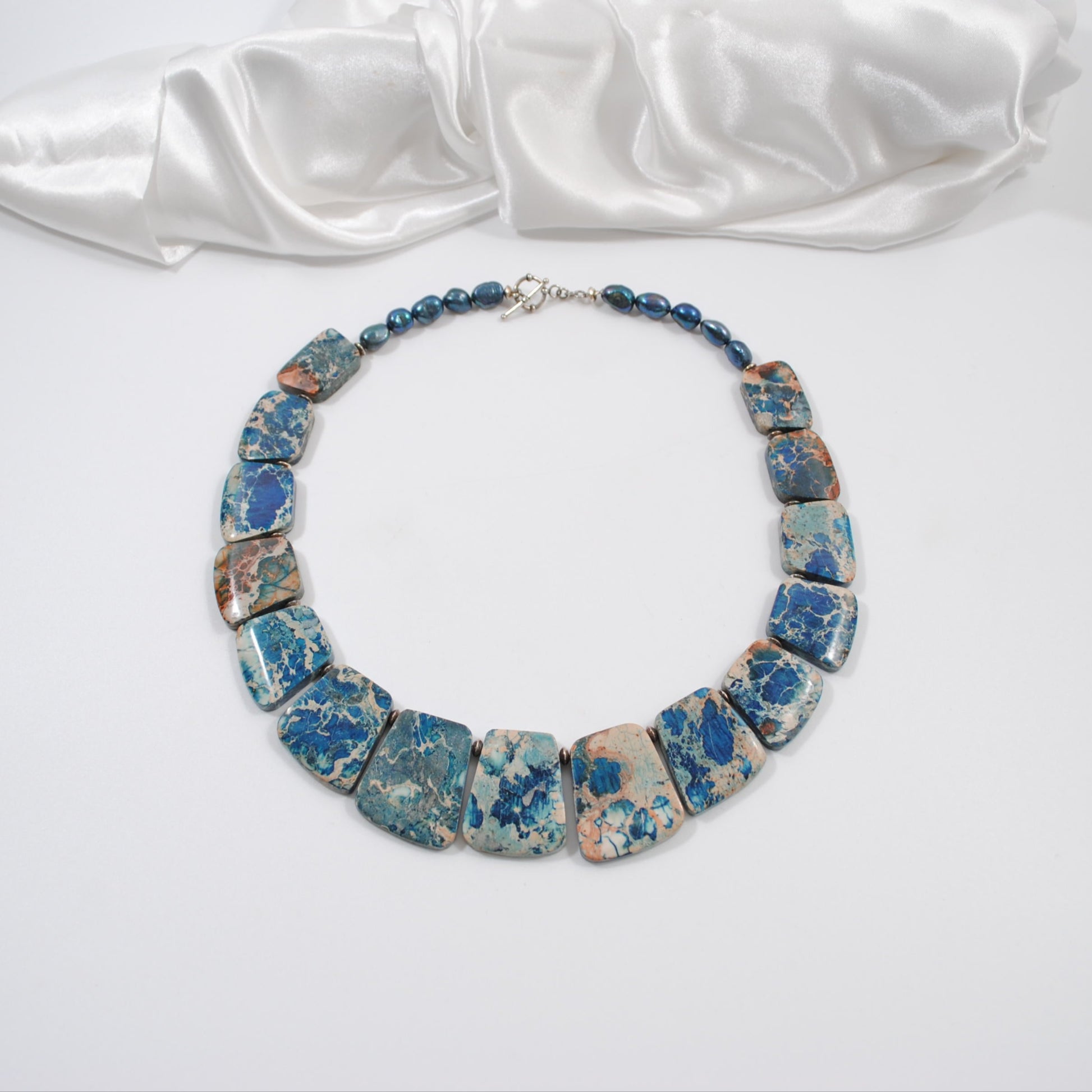 blått halsband i äkta ädelstenar som imperial jasper sten design by brandeby