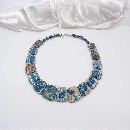 blått halsband i äkta ädelstenar som imperial jasper sten design by brandeby