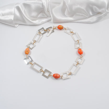 oranga stenar ädelsten i ett kort halsband med silver delar handgjort unikt design by brandeby