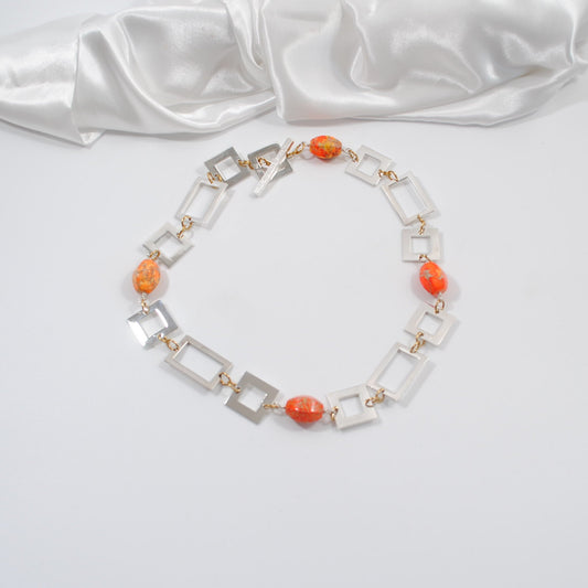 oranga stenar ädelsten i ett kort halsband med silver delar handgjort unikt design by brandeby