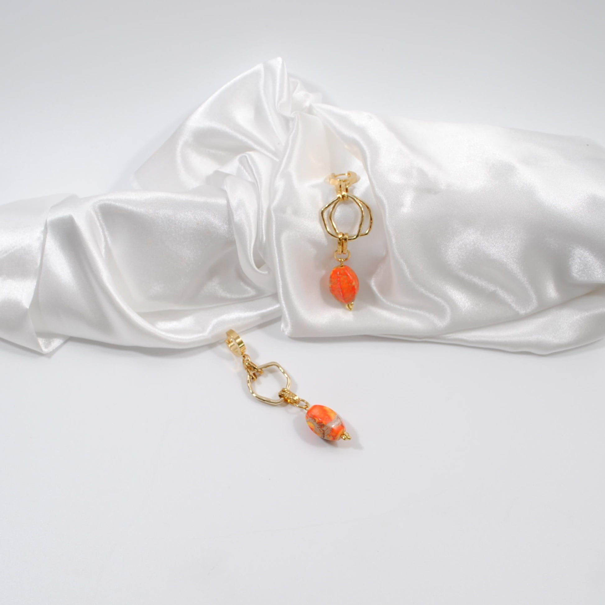 unika stiliga örhängen i orange ädelsten med guldringa handgjorda i sverige design by brandeby