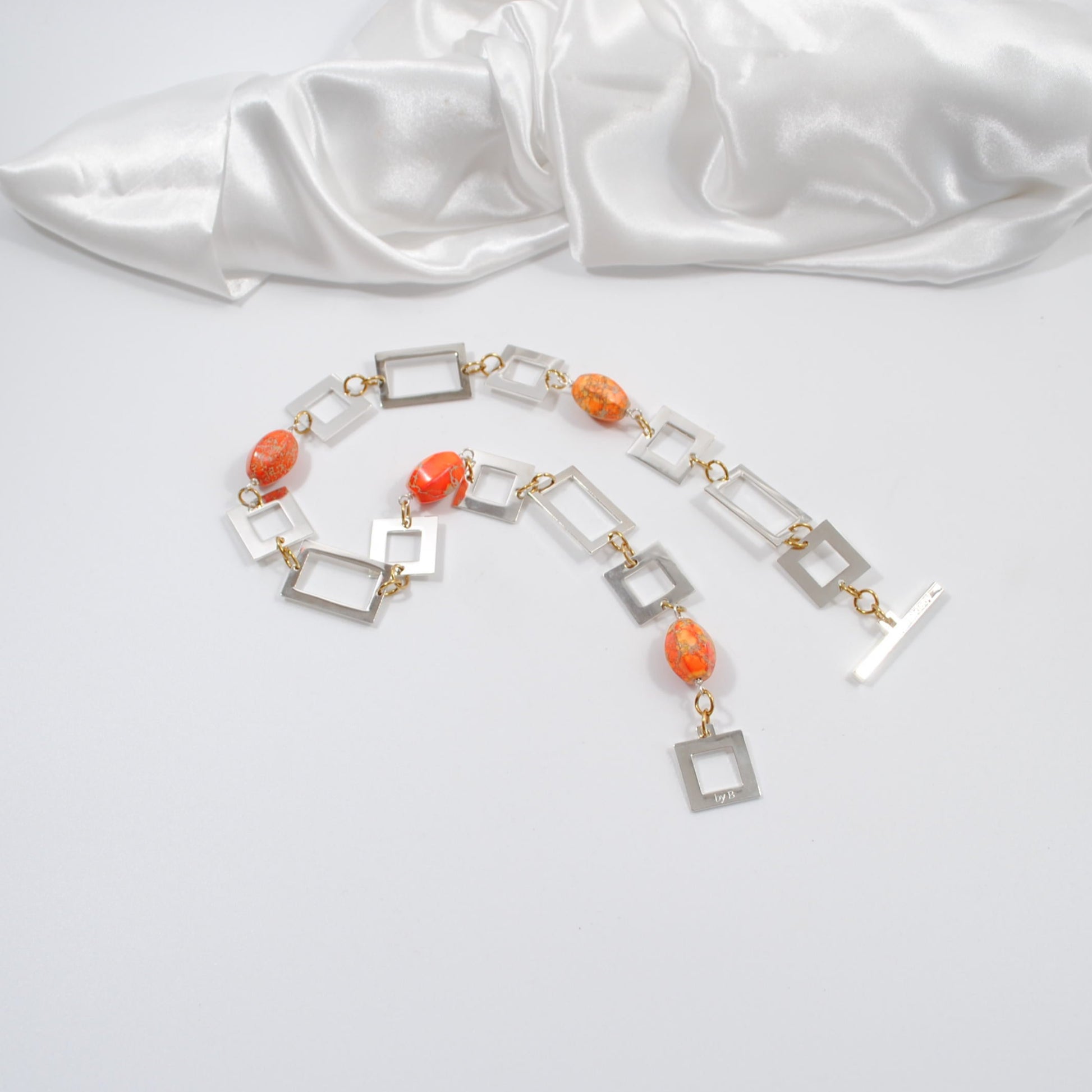 kort halsband med orange imperial jasper ädelsten med silver delar design by brandeby