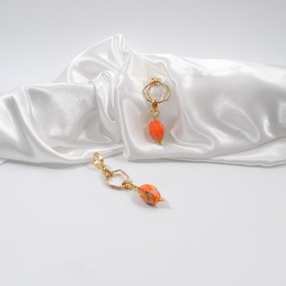 lyxiga örhänge i en längre modell guldringar orange ädelsten imperial jasper design by brandeby