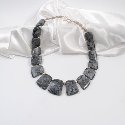 kort exklusivt halsband labradorit ädelsten sterling silver design by brandeby