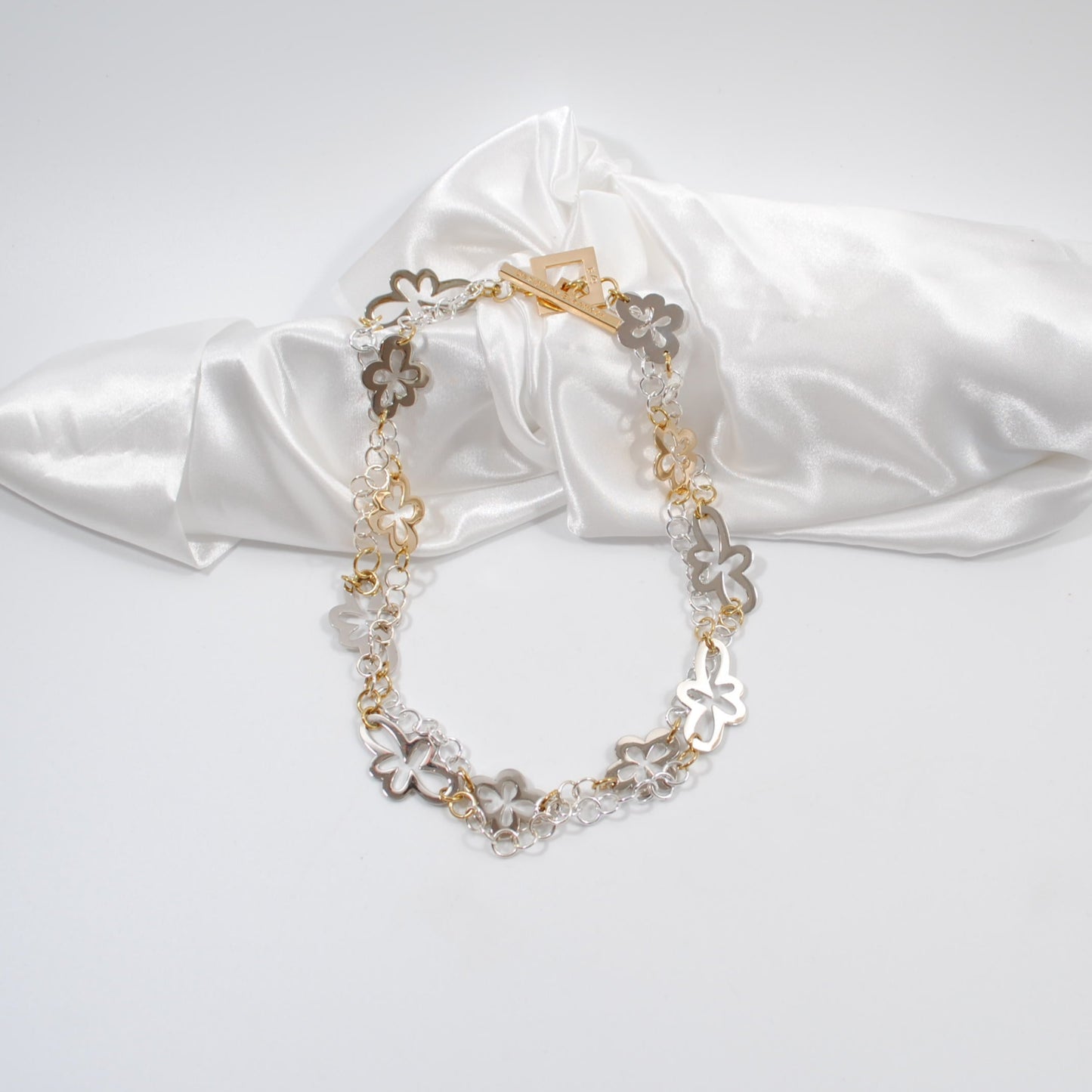 blommor i silver och guld med silver kedja kort halsband design by brandeby